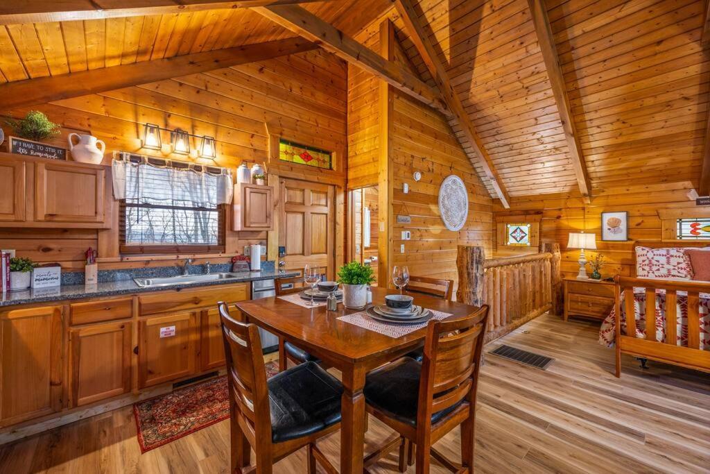 Log Cabin, Hot Tub, Fireplace, Pool Table & Views! Sevierville Exterior foto
