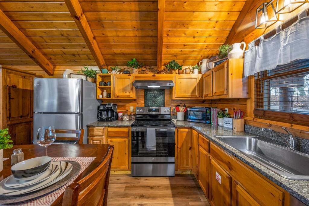 Log Cabin, Hot Tub, Fireplace, Pool Table & Views! Sevierville Exterior foto