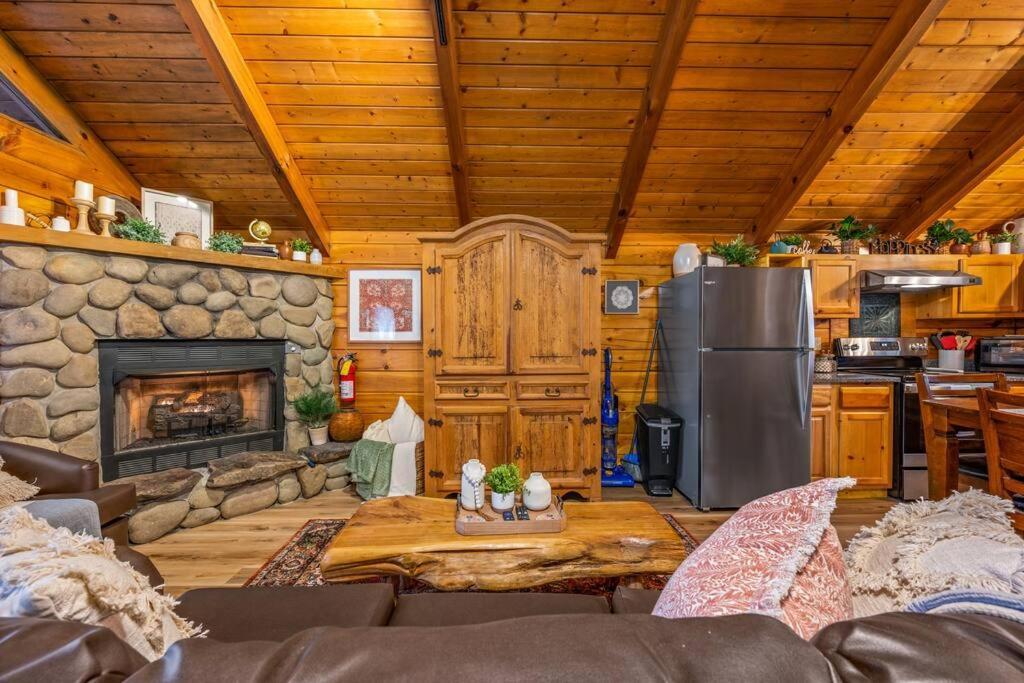 Log Cabin, Hot Tub, Fireplace, Pool Table & Views! Sevierville Exterior foto