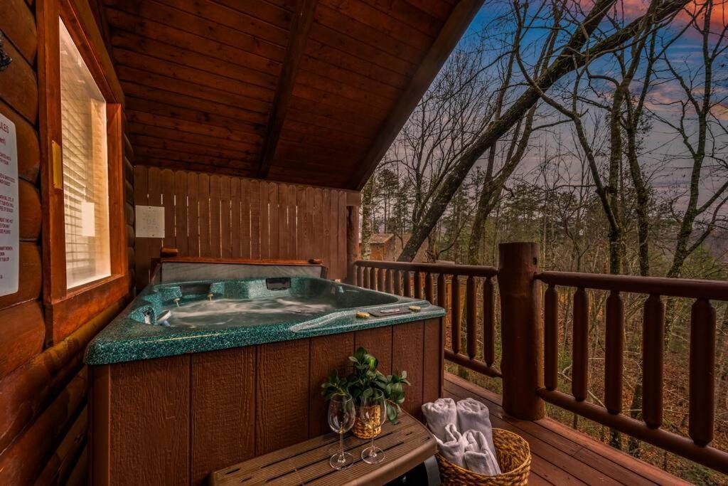 Log Cabin, Hot Tub, Fireplace, Pool Table & Views! Sevierville Exterior foto
